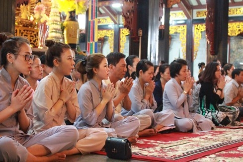 Tháng 7 nhiều người đi lễ chùa để cầu an cho người sống, cầu siêu cho người đã khuất