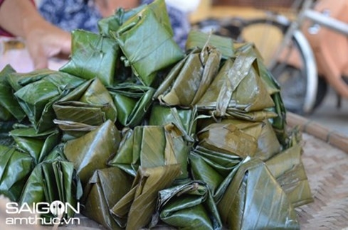 Mâm cúng rằm của người miền Nam thường không thể thiếu bánh ít
