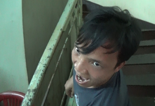 Thanh niên bị ngáo đá doạ đốt CSGT, dùng dao uy hiếp người đi đường