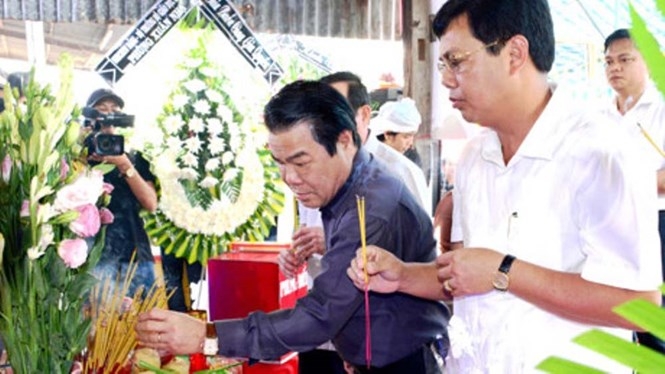 Ông Dương Thanh Bình (áo đen), ông Nguyễn Tiến Hải đến viếng thầy Tiên