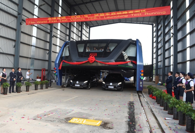 Trung Quốc: ra mắt xe bus đè đầu cưỡi cổ tất cả xe hơi để chống tắc đường - Ảnh 1.