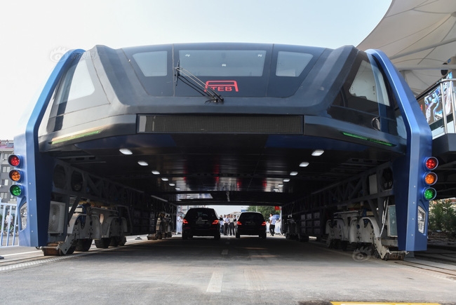 Trung Quốc: ra mắt xe bus đè đầu cưỡi cổ tất cả xe hơi để chống tắc đường - Ảnh 2.