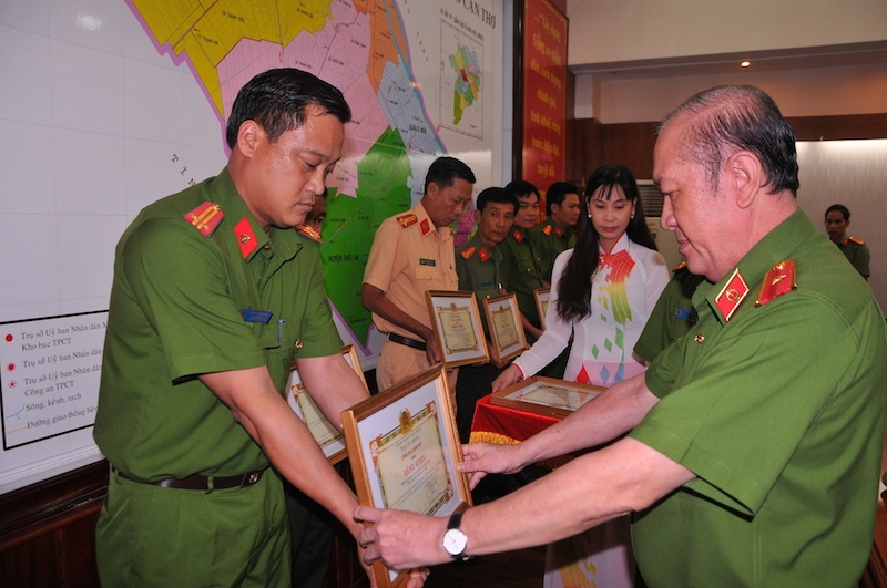  Các tập thể được tặng bằng khen. 