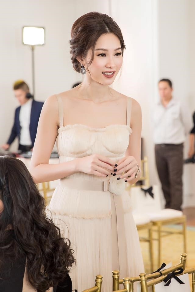 Nhung lan doi phong cach gay bat ngo cua Dang Thu Thao hinh anh 2