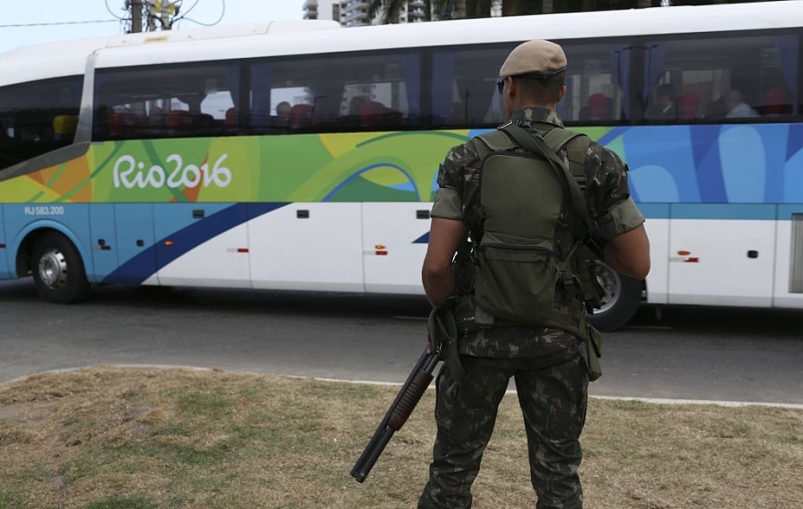 Canh sat dung hoi cay, lap hang rao bao ve duoc Olympics hinh anh 6