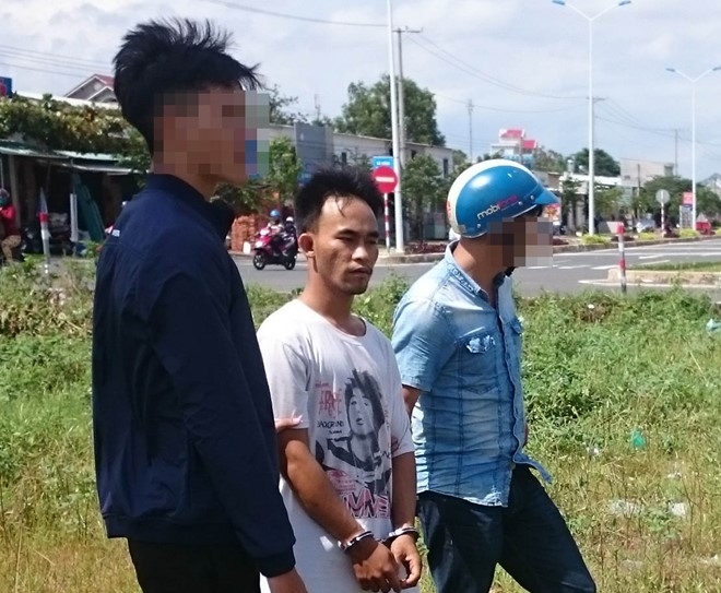 Dung dao nhon tan cong nguoi di duong cuop xe tay ga, iPhone hinh anh 1