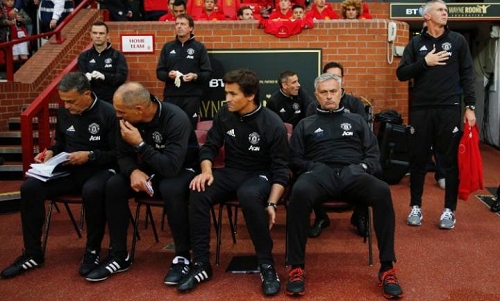 hiep-hoi-cau-thu-mourinho-co-the-bi-bo-tu-vi-bat-nat-schweinsteiger