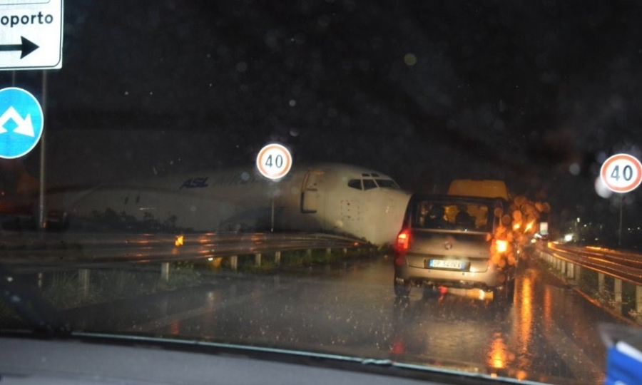 Chiếc máy bay Boeing 737-400 thuộc của hãng chuyển phát DHL bay từ sân bay Charles De Gaulle của Pháp. Ảnh: Twitter 