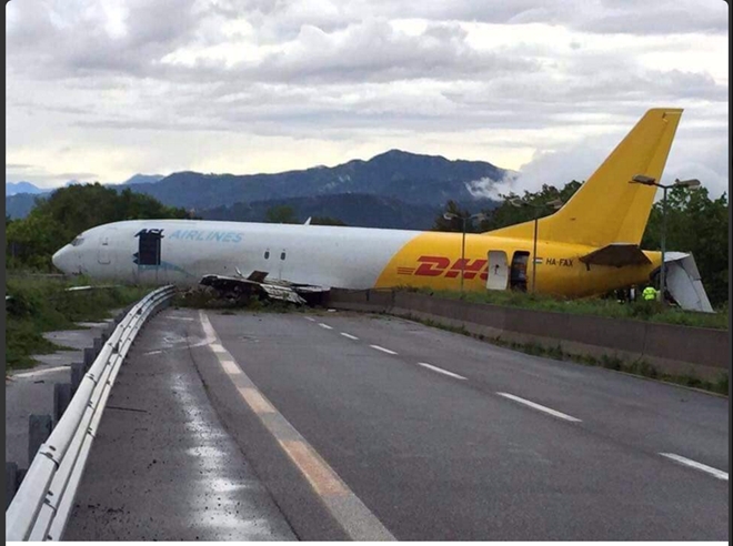 May bay Boeing 737 ha canh bang bung o Italy hinh anh 1