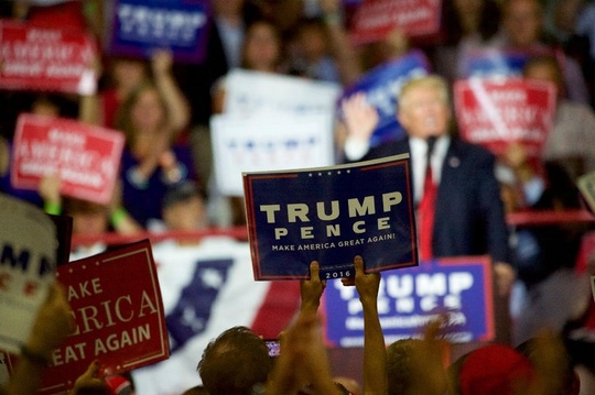  Ông Trump cáo buộc Đảng Dân chủ gian lận để bảo đảm bà Clinton đánh bại Bernie Sanders, giành vị trí được đề cử của Đảng. Ảnh: THE NEW YORK TIMES 