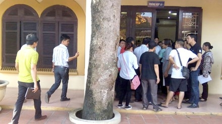 Người dân đến UBND huyện Thanh Trì yêu cầu làm rõ thông tin dự án. Ảnh: Minh Đức