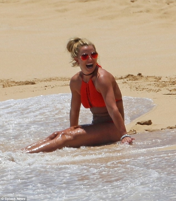 Britney Spears khoe dáng nóng bỏng ở Hawaii 1