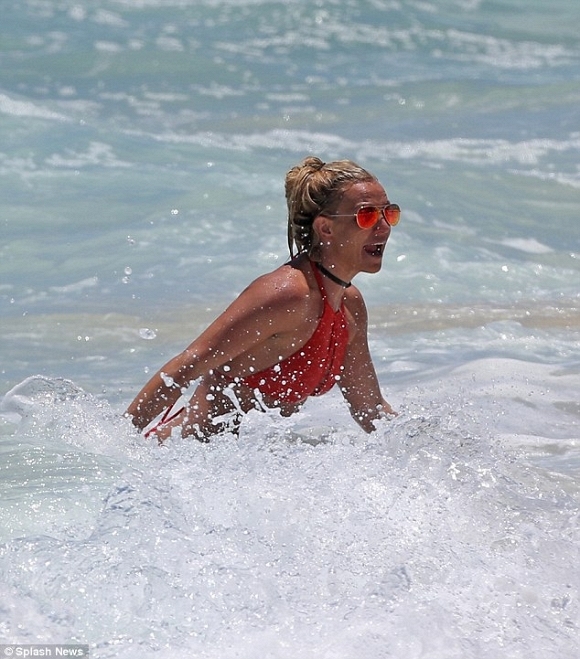 Britney Spears khoe dáng nóng bỏng ở Hawaii 3