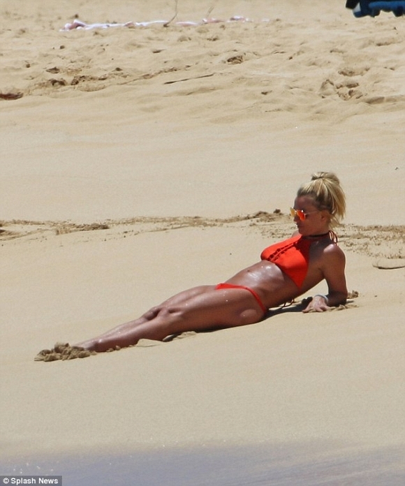 Britney Spears khoe dáng nóng bỏng ở Hawaii 0