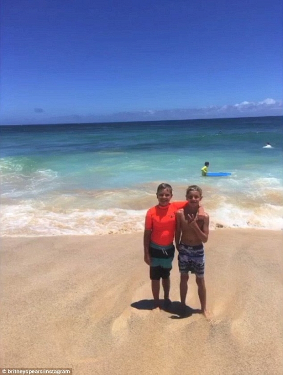 Britney Spears khoe dáng nóng bỏng ở Hawaii 8