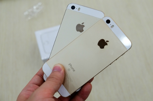 iPhone SE có thiết kế giống hệt với 5s, ra mắt từ 2013.