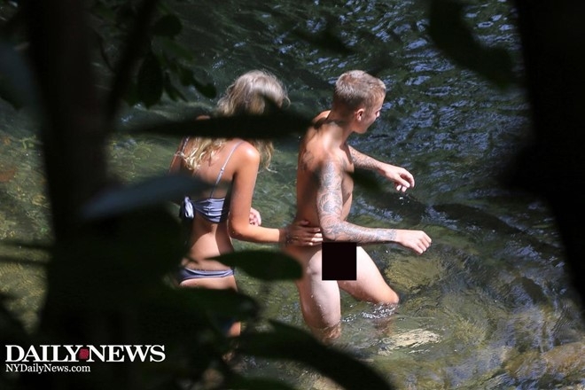 Justin Bieber khoa than ben ban gai moi khi du lich hinh anh 1