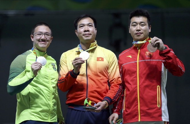 Hoàng Xuân Vinh rớm nước mắt khi giành HC vàng Olympic - ảnh thể thao