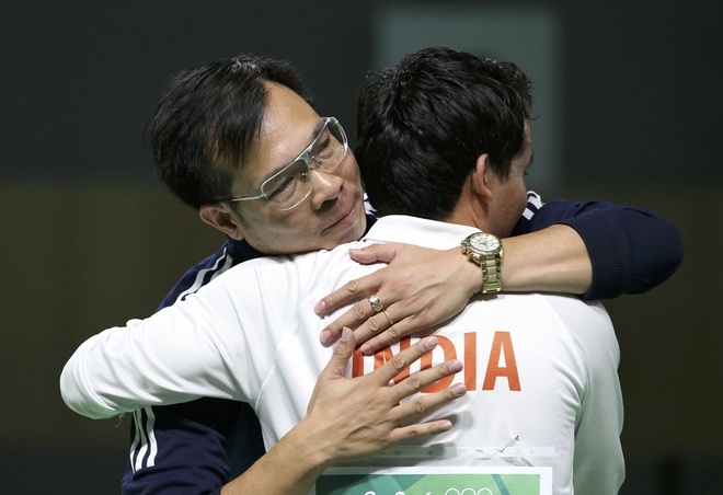 Hoàng Xuân Vinh rớm nước mắt khi giành HC vàng Olympic - ảnh thể thao