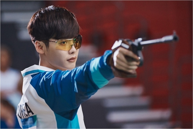 Ngỡ ngàng với những trùng hợp kì lạ giữa xạ thủ Hoàng Xuân Vinh và Kang Chul trong W - Two Worlds - Ảnh 1.