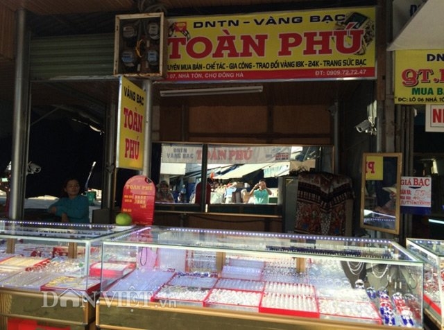 quang tri: mot nam thanh nien tao ton cuop vang giua cho hinh anh 1