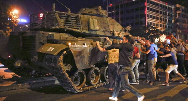  Người dân Thổ Nhĩ Kỳ xuống đường chặn xe tăng đảo chính đêm 15/7. (Ảnh: Reuters) 