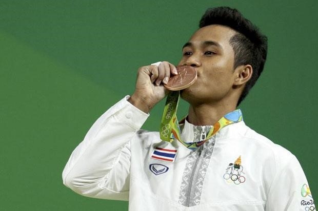 Sinphet Kruaithong giành HCĐ cử tạ quý giá ở hạng cân 56 kg nam. Ảnh: Reuters
