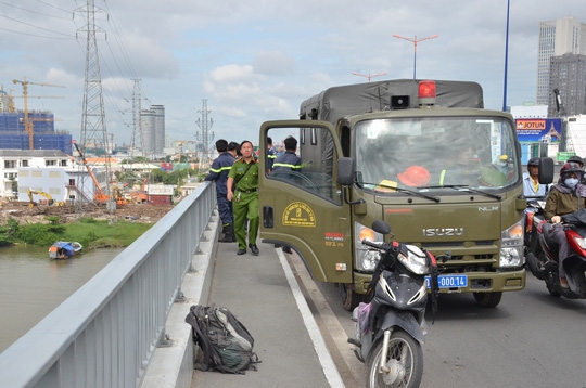  Lực lượng chức năng đang xử lý vụ việc. (Ảnh: M.H) 