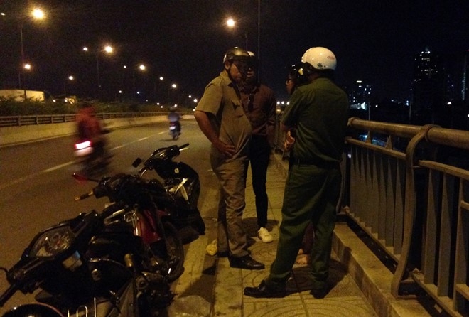 Doi nam nu bi cuop giat tui xach tren xa lo Ha Noi hinh anh 1