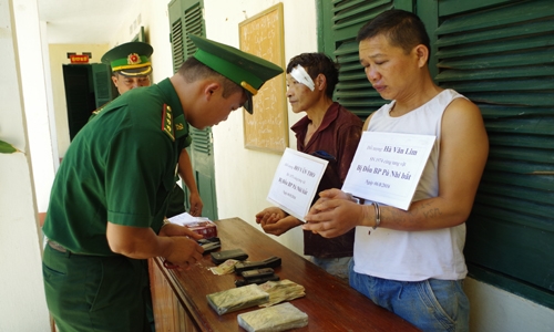 ke-buon-ma-tuy-phun-khi-doc-chong-tra-luc-luong-vay-bat