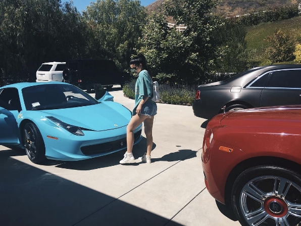 Nguoi yeu goc Viet tiep tuc tang xe xa xi cho Kylie Jenner hinh anh 2