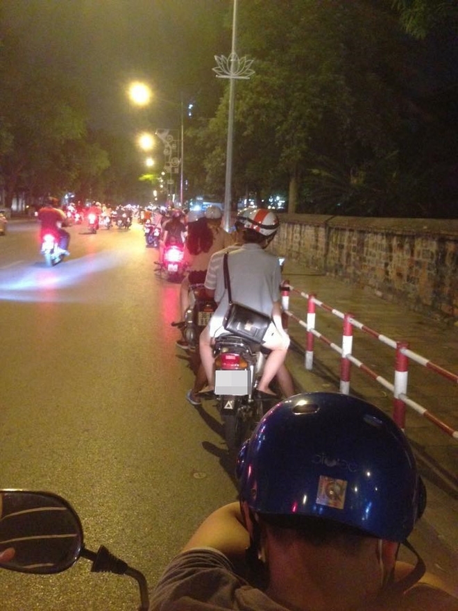 Giới trẻ Hà Nội rủ nhau ra đường săn Pokemon bất kể địa điểm - Ảnh 2.