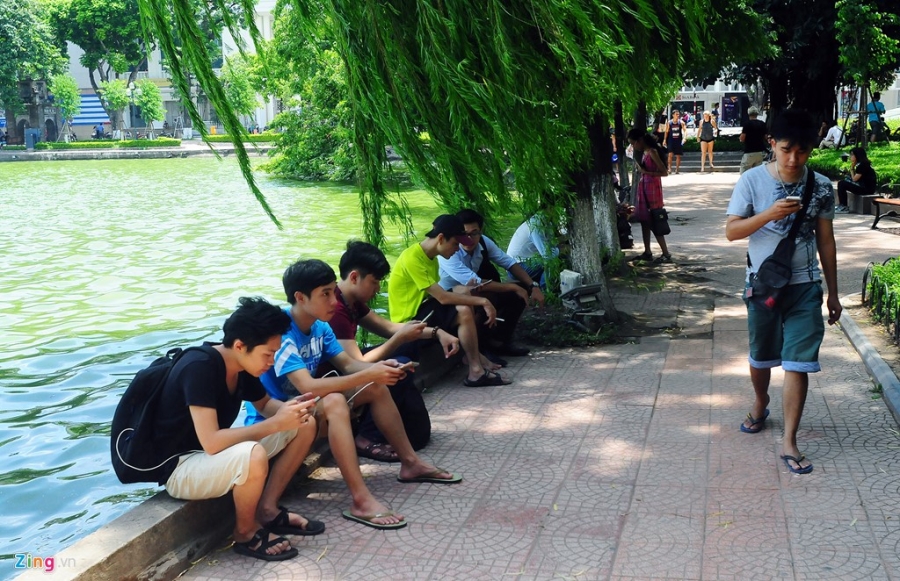 Lai xe cam mat vao dien thoai san Pokemon hinh anh 2