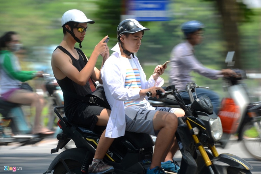 Lai xe cam mat vao dien thoai san Pokemon hinh anh 5