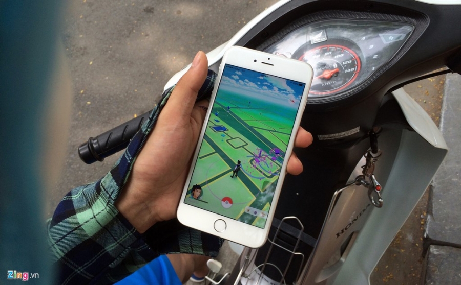 Lai xe cam mat vao dien thoai san Pokemon hinh anh 8