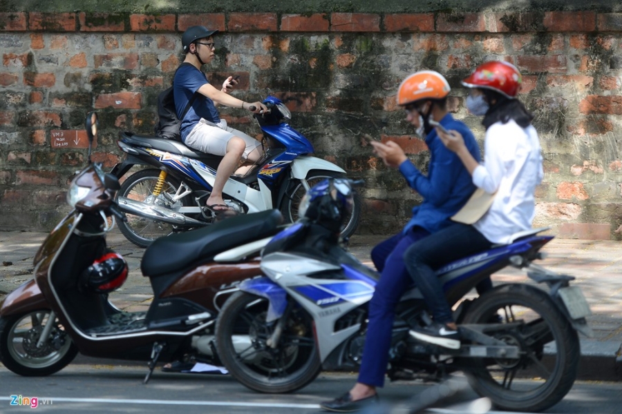 Lai xe cam mat vao dien thoai san Pokemon hinh anh 11