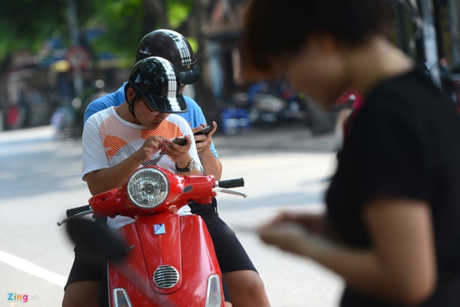 Lai xe cam mat vao dien thoai san Pokemon hinh anh 12