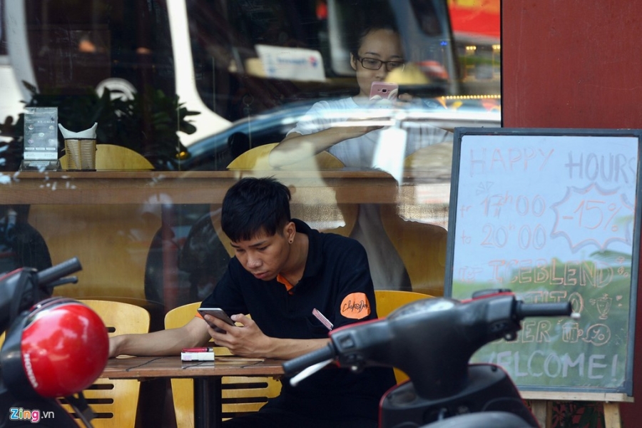 Lai xe cam mat vao dien thoai san Pokemon hinh anh 16