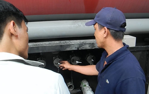 tp-hcm-bat-qua-tang-duong-day-lon-rut-ruot-xang-dau-xe-bon-1