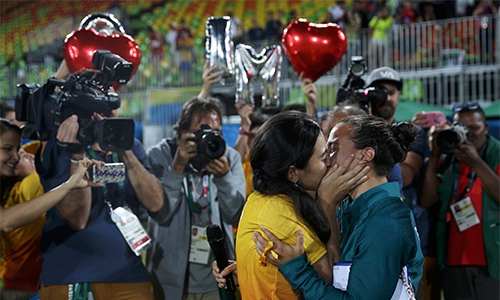 cau-thu-duoc-ban-dong-tinh-cau-hon-ngay-tren-san-dau-olympic