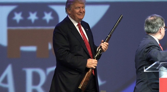  Ông Trump cầm khẩu súng trong một cuộc phát biểu tại sự kiện của đảng Cộng hòa năm 2015. Ảnh: AP 