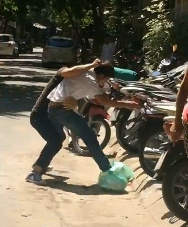 Bất bình con đánh nhau, bố không can ngăn còn lao vào đánh bạn con - Ảnh 1