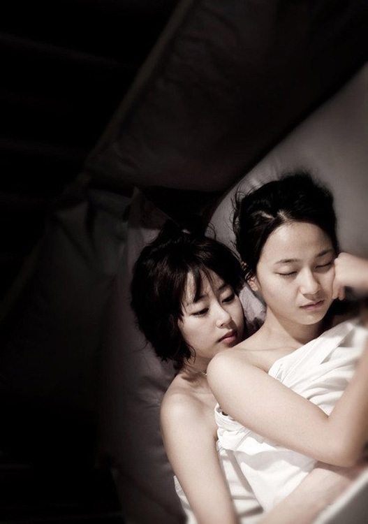 Các mỹ nhân châu Á gây chú ý với cảnh sex đồng giới