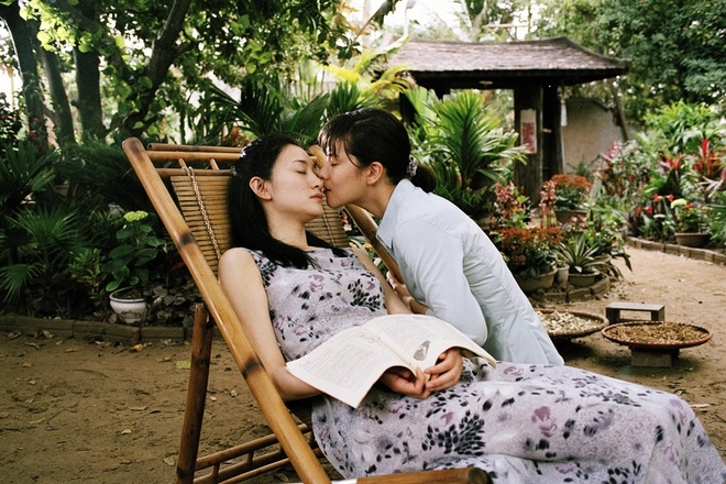 Các mỹ nhân châu Á gây chú ý với cảnh sex đồng giới