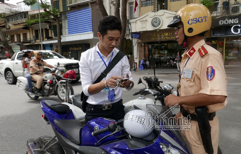 Pokemon Go, săn Pokemon, bắt Pokemon, game thủ, dừng đỗ sai quy định, sử dụng điện thoại khi tham gia giao thông