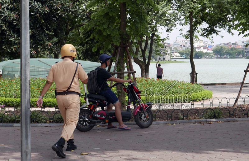 Pokemon Go, săn Pokemon, bắt Pokemon, game thủ, dừng đỗ sai quy định, sử dụng điện thoại khi tham gia giao thông