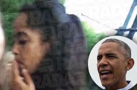 Cô con gái lớn nhà Obama bị phát hiện đang hút thứ được cho là một điếu thuốc cần sa. Ảnh: Radio Online
