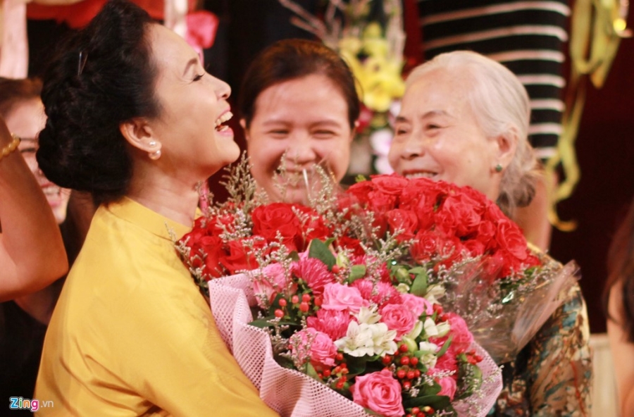 Giay phut chia tay xuc dong cua NSND Lan Huong hinh anh 4