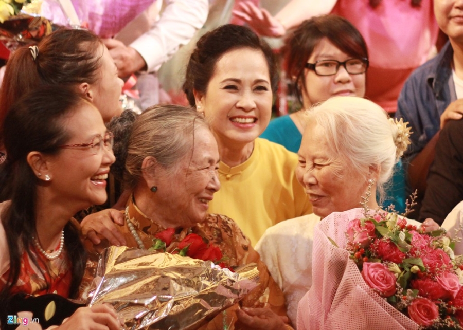 Giay phut chia tay xuc dong cua NSND Lan Huong hinh anh 7