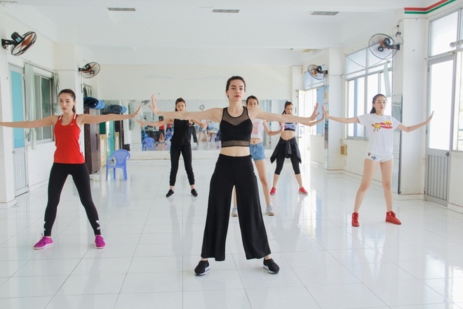 Hồ Ngọc Hà khoe eo trên sàn tập nhảy cùng học trò The Face